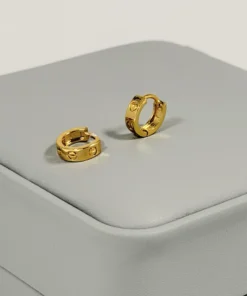 Alternative view of Aretes Huggie Mini Tornillos Liso Dorado | Colección Chiuso | Oro Laminado 18K