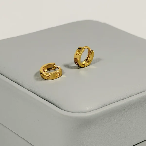 Alternative view of Aretes Huggie Mini Tornillos Liso Dorado | Colección Chiuso | Oro Laminado 18K