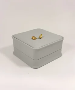 Aretes Huggie Mini Corazones Calados Dorado | Colección Chiuso | Oro Laminado 18K