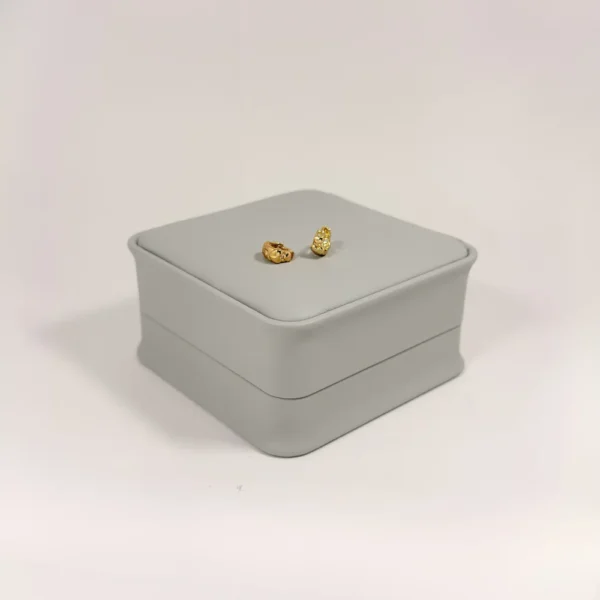 Aretes Huggie Mini Corazones Calados Dorado | Colección Chiuso | Oro Laminado 18K