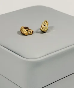 Alternative view of Aretes Huggie Mini Corazones Calados Dorado | Colección Chiuso | Oro Laminado 18K