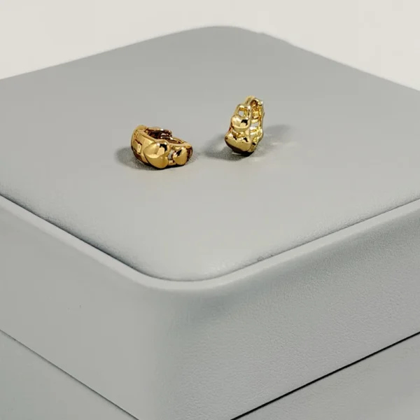 Alternative view of Aretes Huggie Mini Corazones Calados Dorado | Colección Chiuso | Oro Laminado 18K