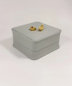 Aretes Huggie Mini Eslabones Rectangulares Dorado | Colección Chiuso | Oro Laminado 18K