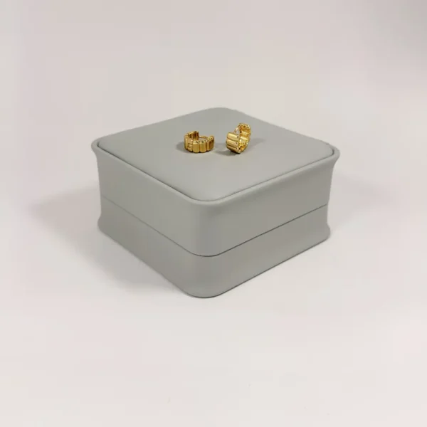 Aretes Huggie Mini Eslabones Rectangulares Dorado | Colección Chiuso | Oro Laminado 18K