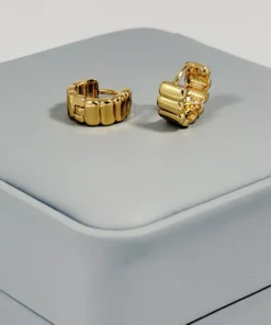 Alternative view of Aretes Huggie Mini Eslabones Rectangulares Dorado | Colección Chiuso | Oro Laminado 18K