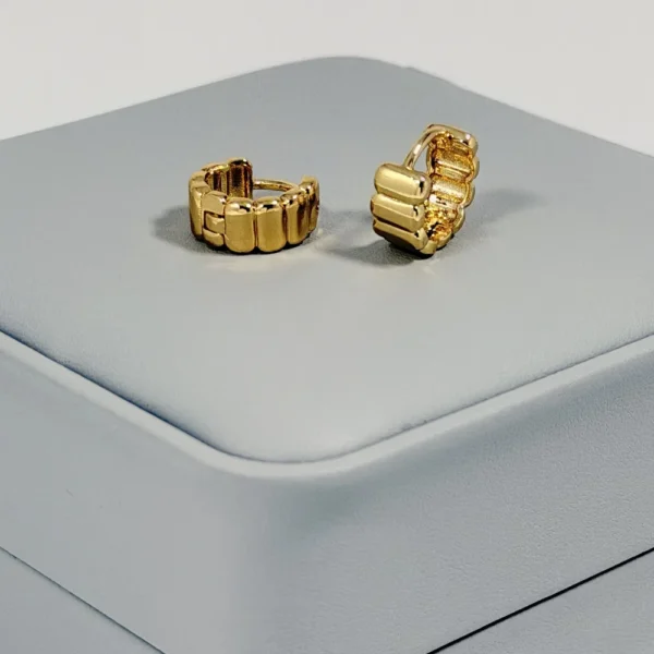 Alternative view of Aretes Huggie Mini Eslabones Rectangulares Dorado | Colección Chiuso | Oro Laminado 18K