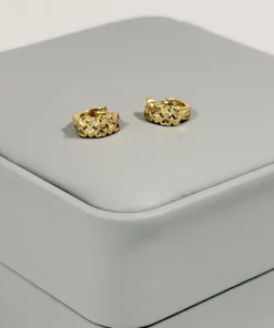 Alternative view of Aretes Huggie Mini Doble Fila Corazones Dorado | Colección Chiuso | Oro Laminado 18K