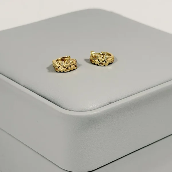 Alternative view of Aretes Huggie Mini Doble Fila Corazones Dorado | Colección Chiuso | Oro Laminado 18K