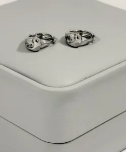 Alternative view of Aretes Huggie Mini Nudo Entrelazado Plateado en Oro Laminado 18K | Colección Chiuso | Plateado con Diseño de Nudo