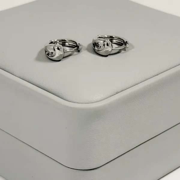 Alternative view of Aretes Huggie Mini Nudo Entrelazado Plateado en Oro Laminado 18K | Colección Chiuso | Plateado con Diseño de Nudo