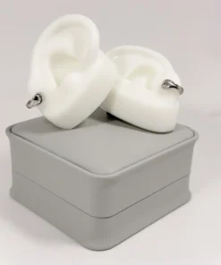 Aretes Huggie Mini Nudo Entrelazado Plateado en Oro Laminado 18K | Colección Chiuso | Plateado con Diseño de Nudo