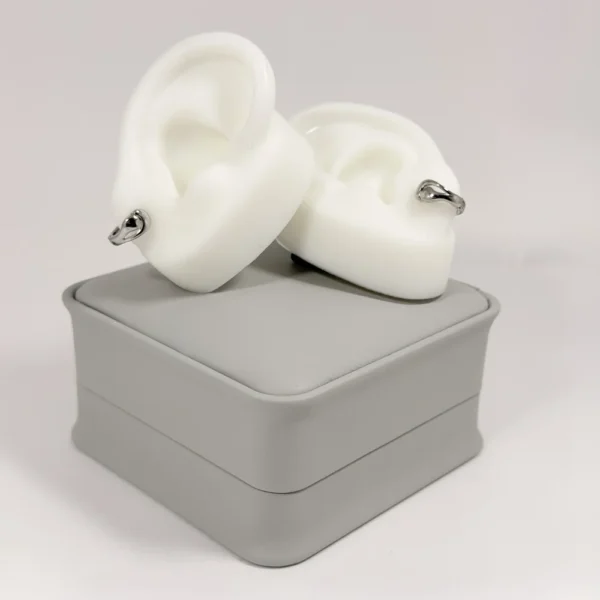 Aretes Huggie Mini Nudo Entrelazado Plateado en Oro Laminado 18K | Colección Chiuso | Plateado con Diseño de Nudo