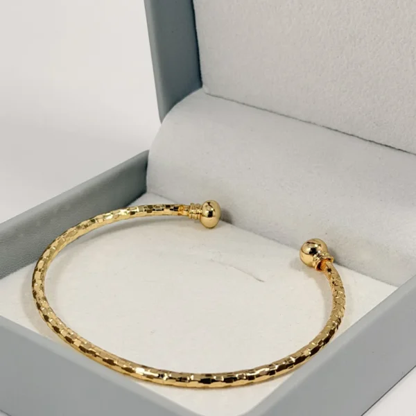 Alternative view of Brazalete Aro Texturizado con Esferas Dorado | Oro Laminado 18K