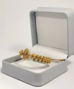 Pulsera Tejida | Virgen de Guadalupe | Oro Laminado 18K | Color Beige Perlado.