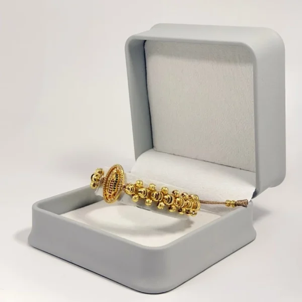 Pulsera Tejida | Virgen de Guadalupe | Oro Laminado 18K | Color Beige Perlado.