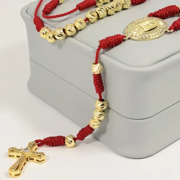 Alternative view of Rosario Rojo Tejido a Mano Balines 6mm | Oro Laminado 18K