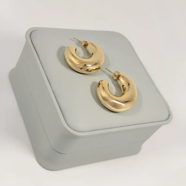 Alternative view of Aretes Candonga Gruesa Lisa | Colección Magna | Oro Laminado 18K