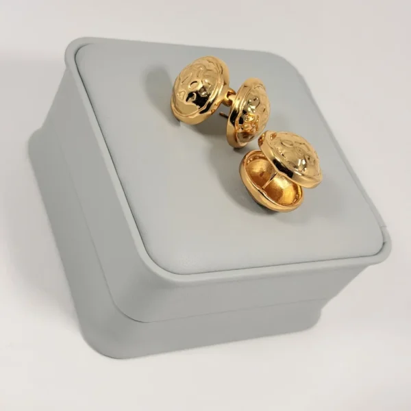 Alternative view of Aretes Topo Botón Texturizado | Colección Magna | Oro Laminado 18K